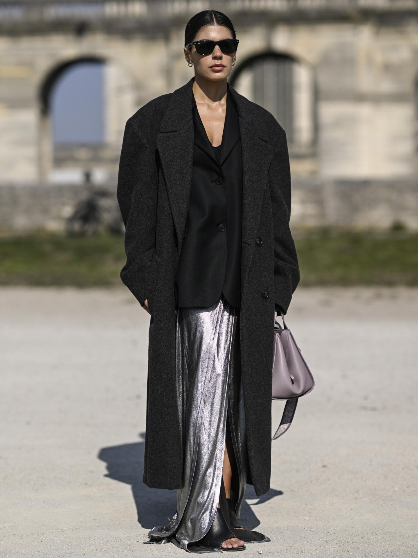Streetstyle bei einer Fashion Week Eine Frau trägt einen silberfarbenen Rock