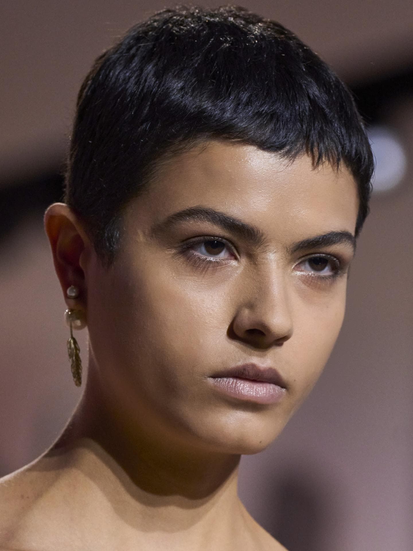 Frau trägt Pixie Cut auf Fashion Show von Dior 2023
