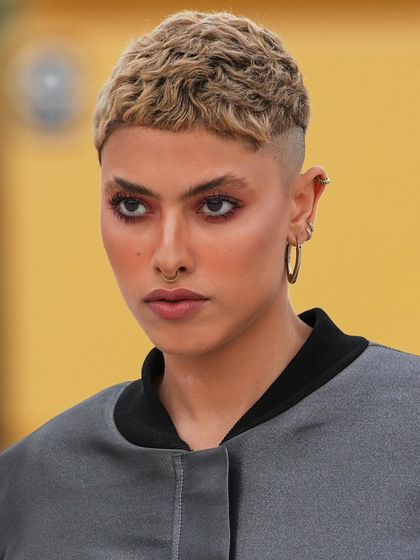 Pixie Cut Frisuren Frau trägt Undercut Pixie Cut