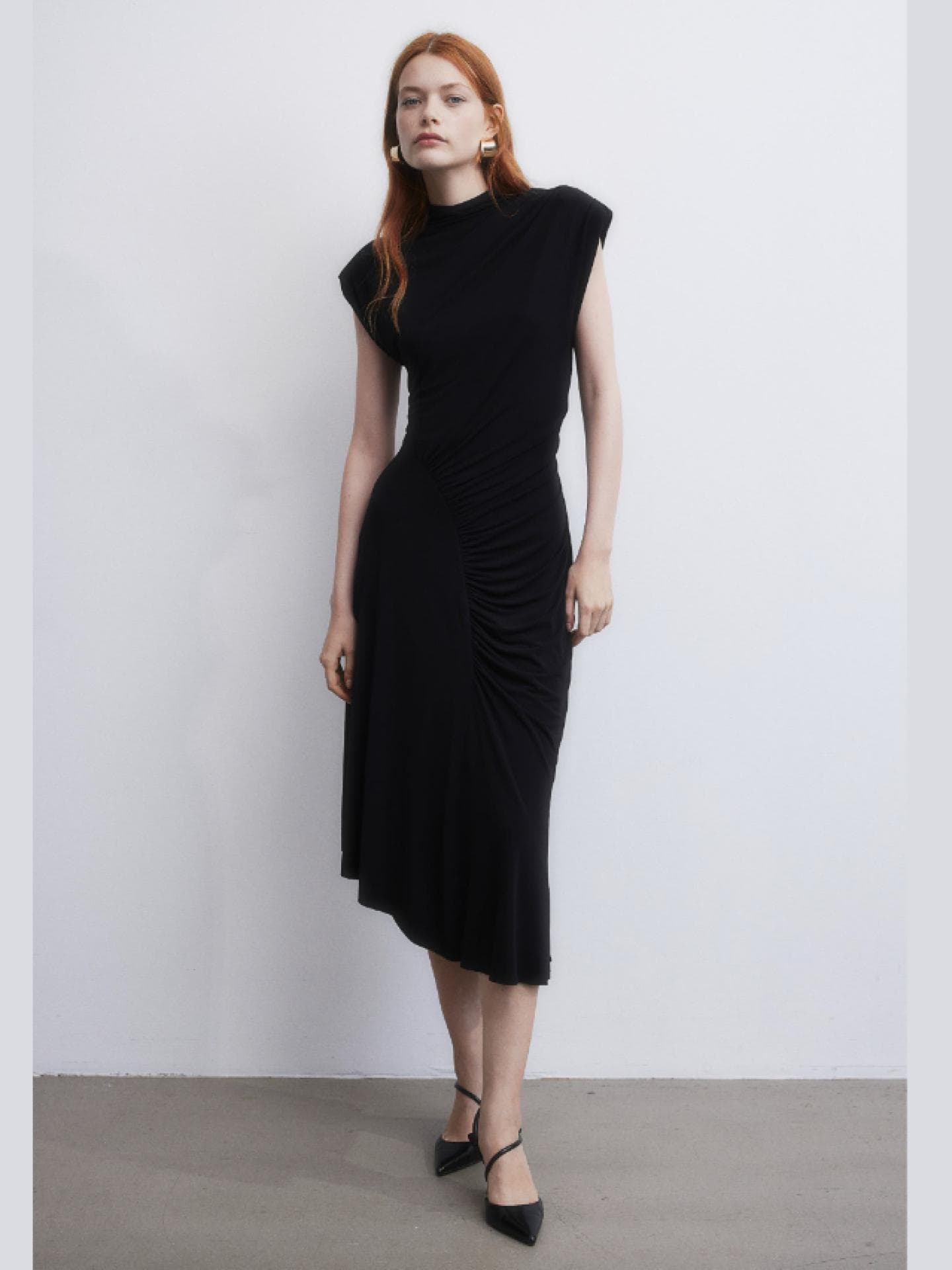 Schwarzes Kleid mit betonten Schultern von H&M