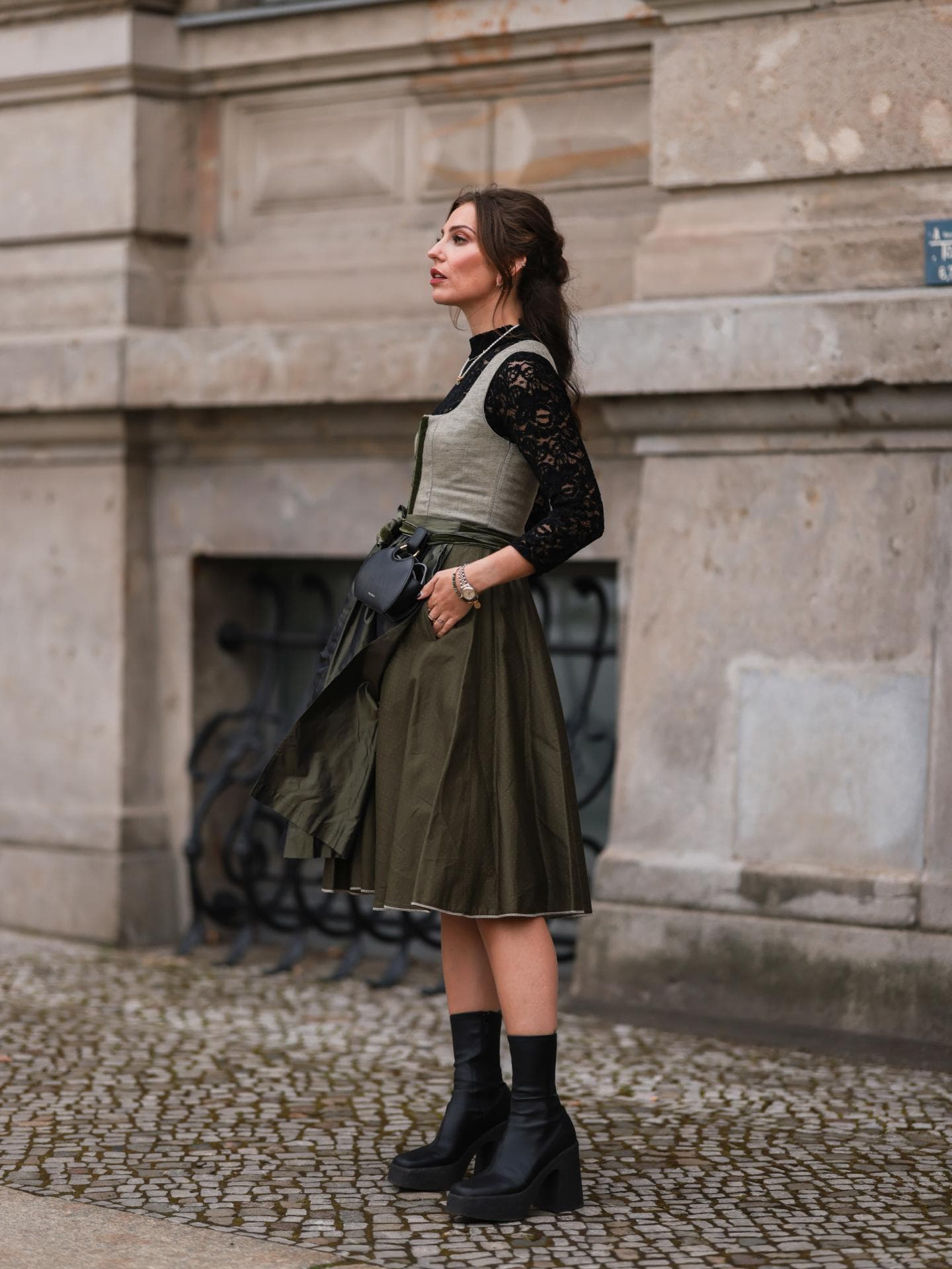 Masha Sedgwick in einem Dirndl mit schwarzer Bluse