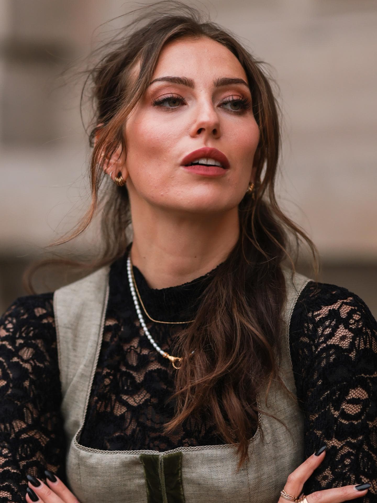 Masha Sedgwick trägt dunkelgrünes Dirndl und schwarze Spitzenbluse und offene Haare mit Wellen Oktoberfest Make-up