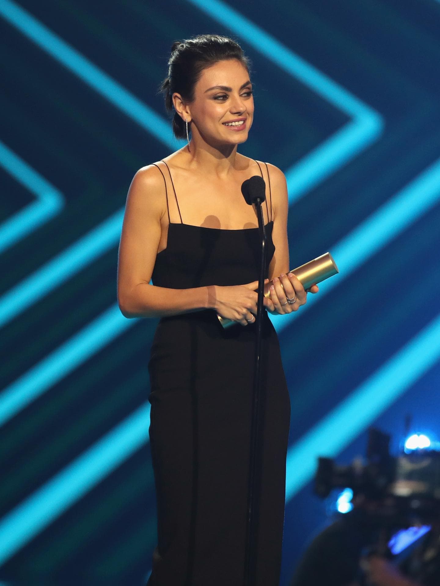 Mila Kunis in schwarzem Kleid