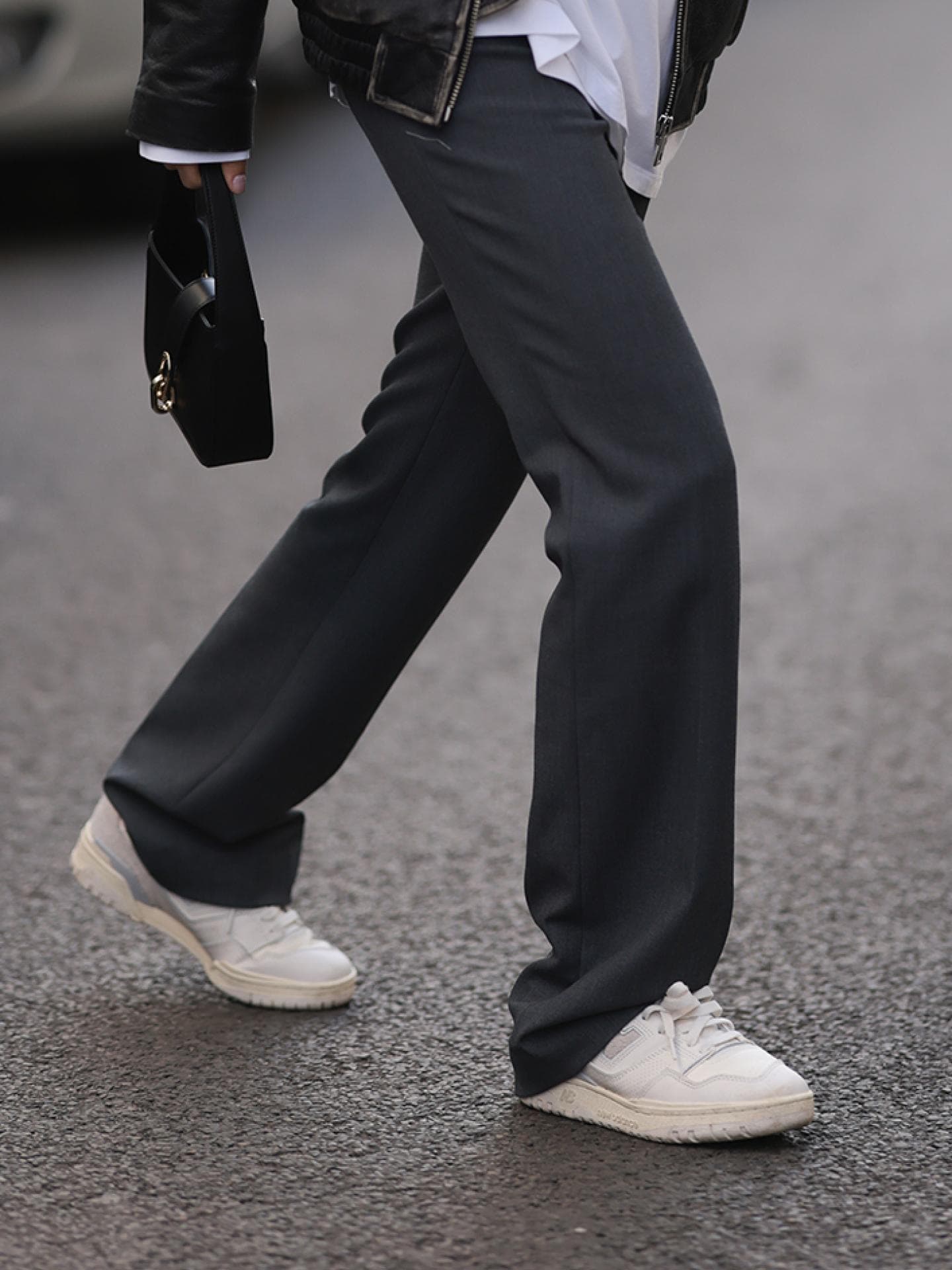 Frau trägt weißen Sneaker 