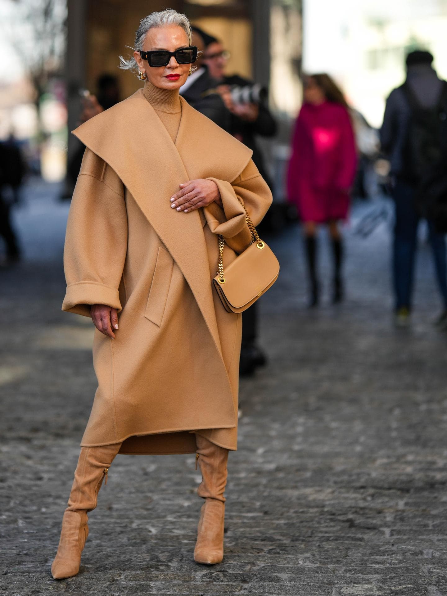 Grece Ghanem trägt beigefarbene Wildlederstiefel