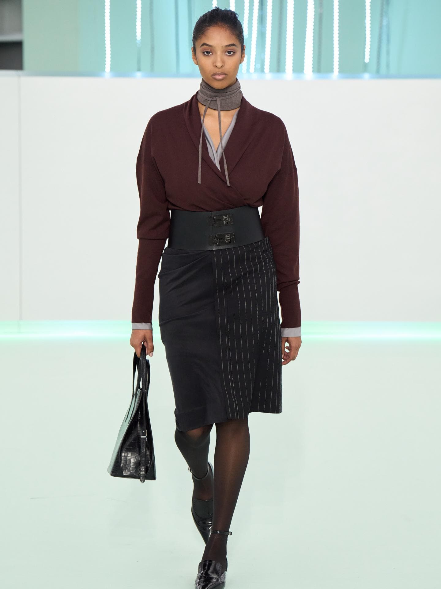 Frau trägt Office Look