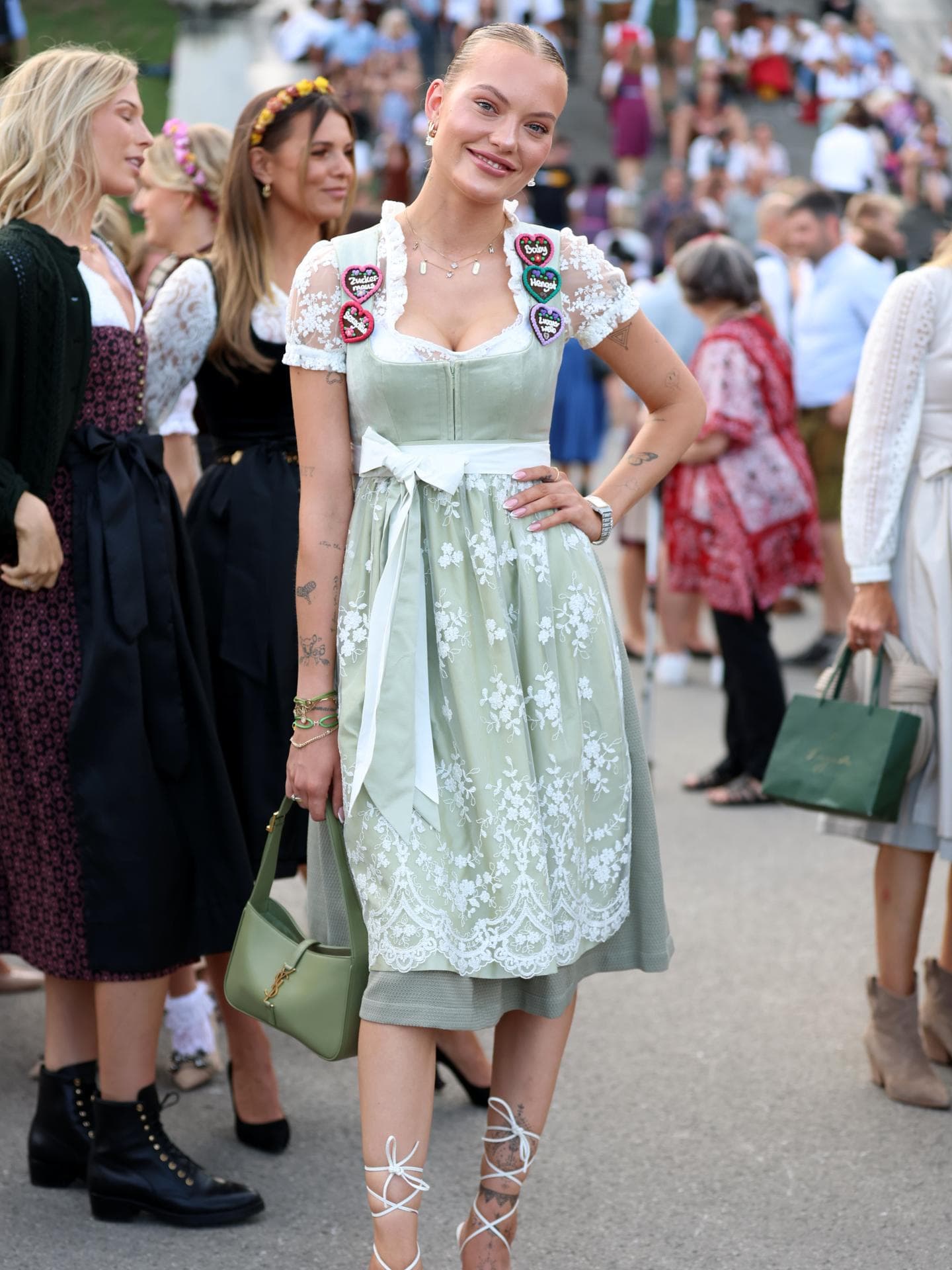 Frau in Dirndl