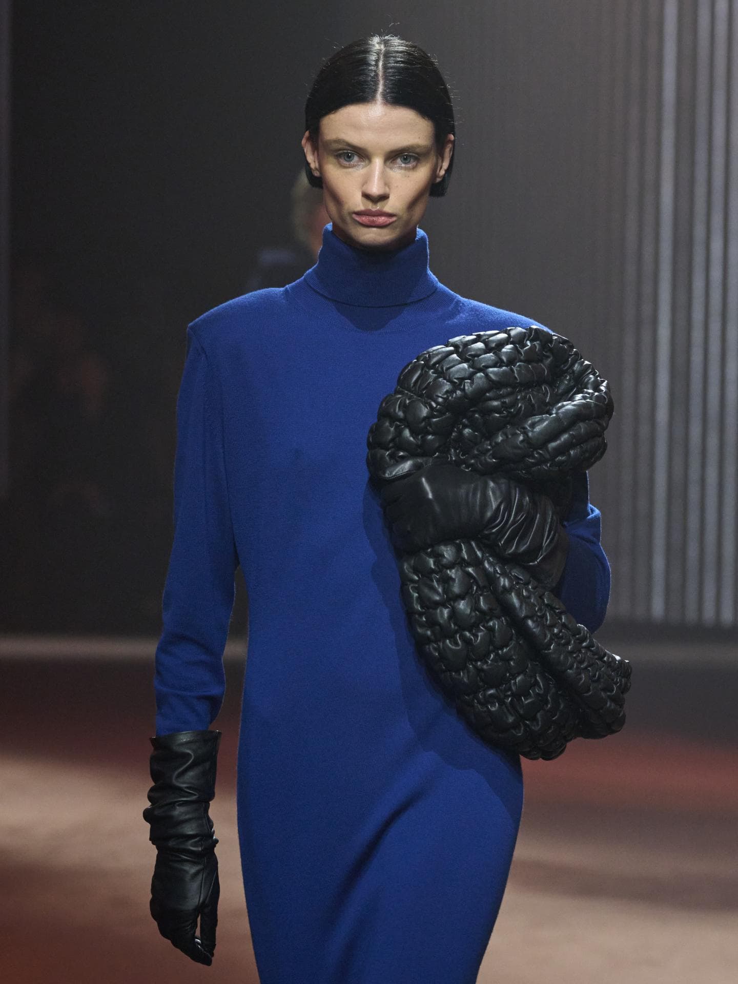 Frau mit schwarzer Tasche