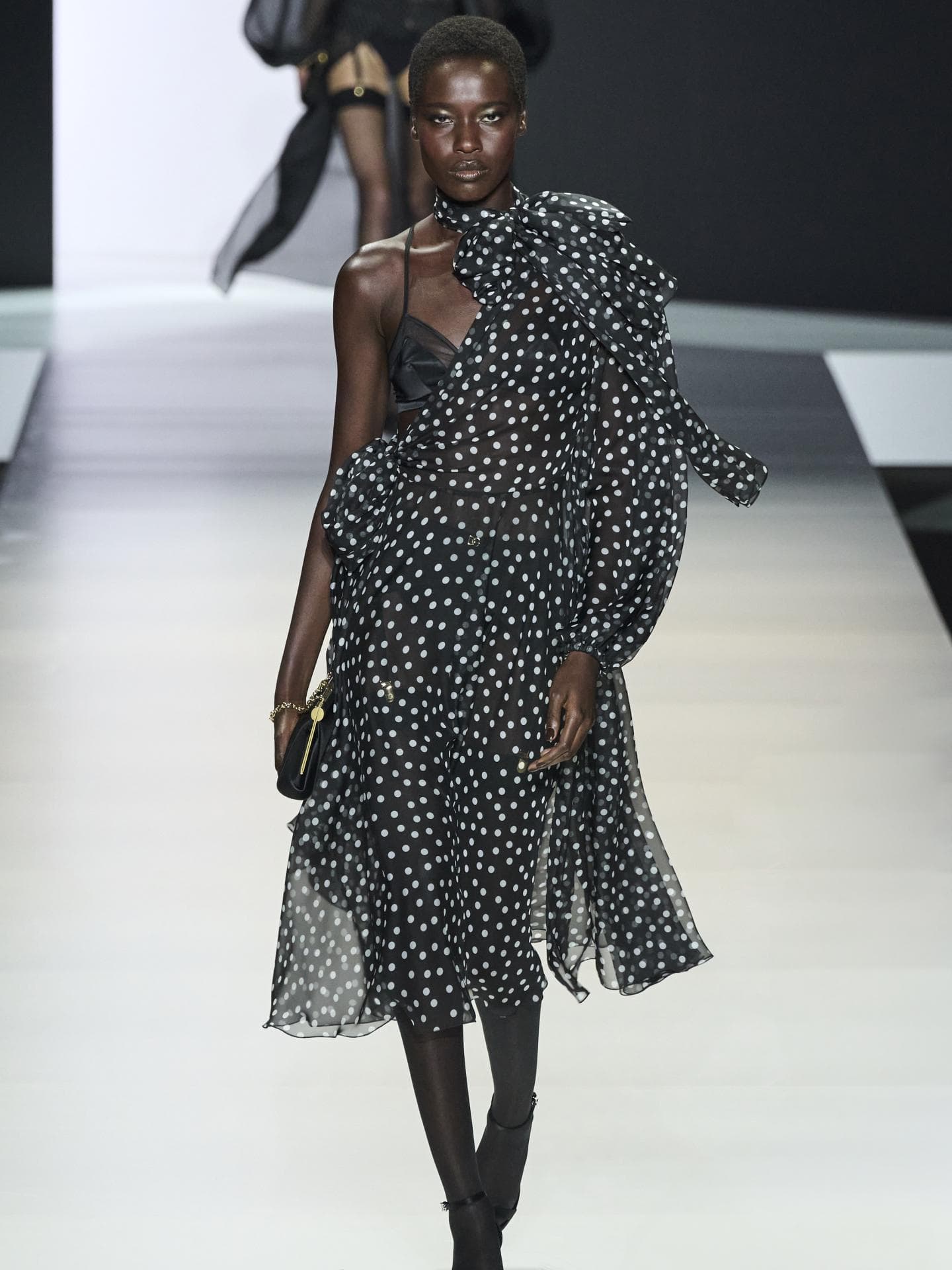Frauen tragen Outfits in Schwarz und Weiß
