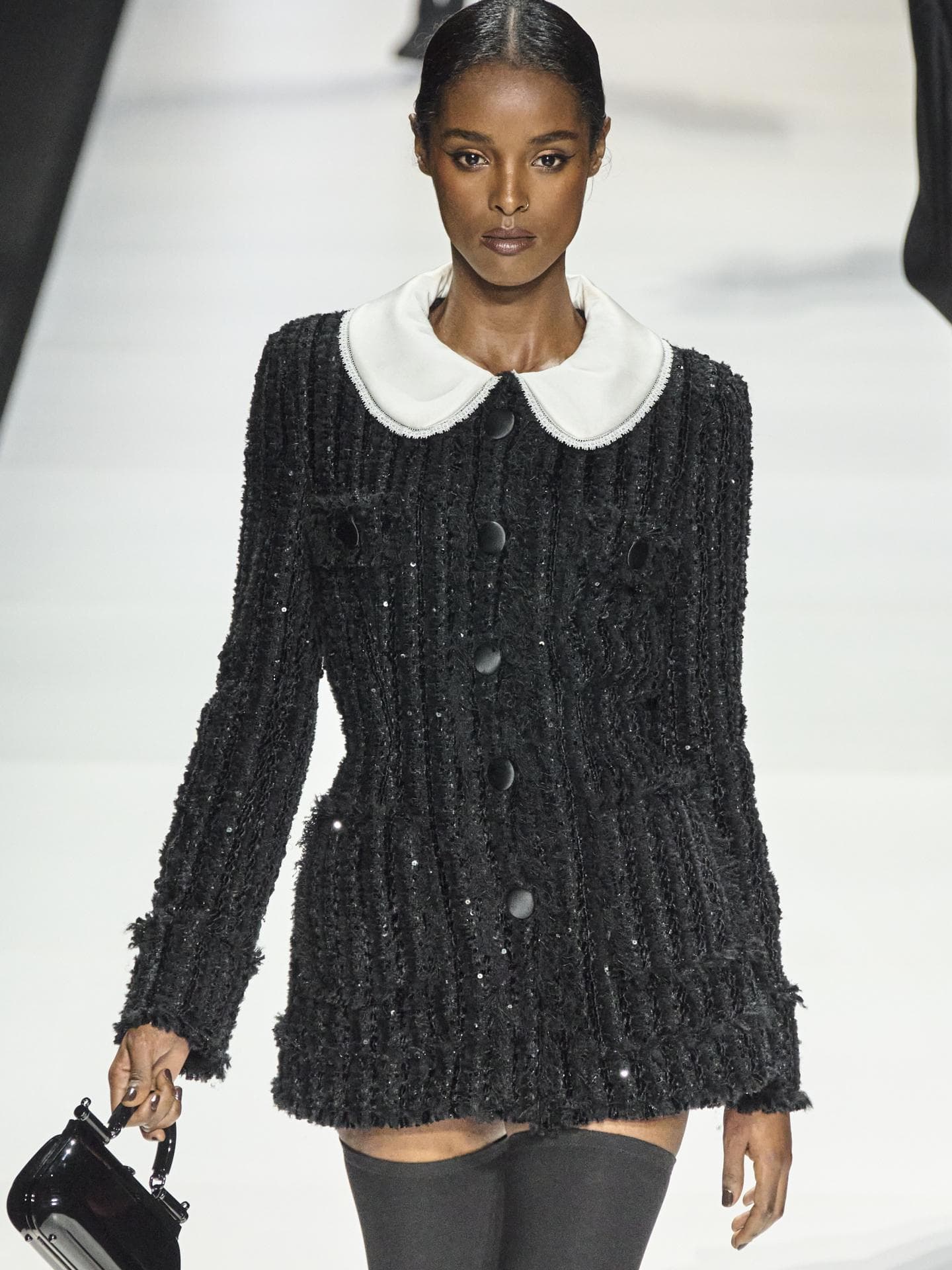 Frauen tragen Outfits in Schwarz und Weiß