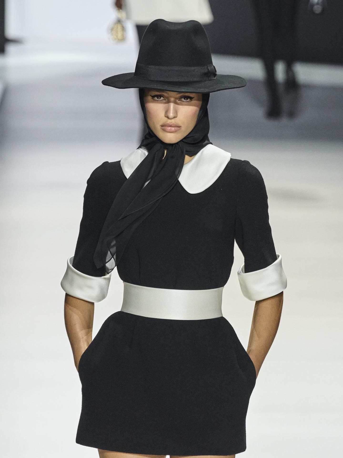Frauen tragen Outfits in Schwarz und Weiß