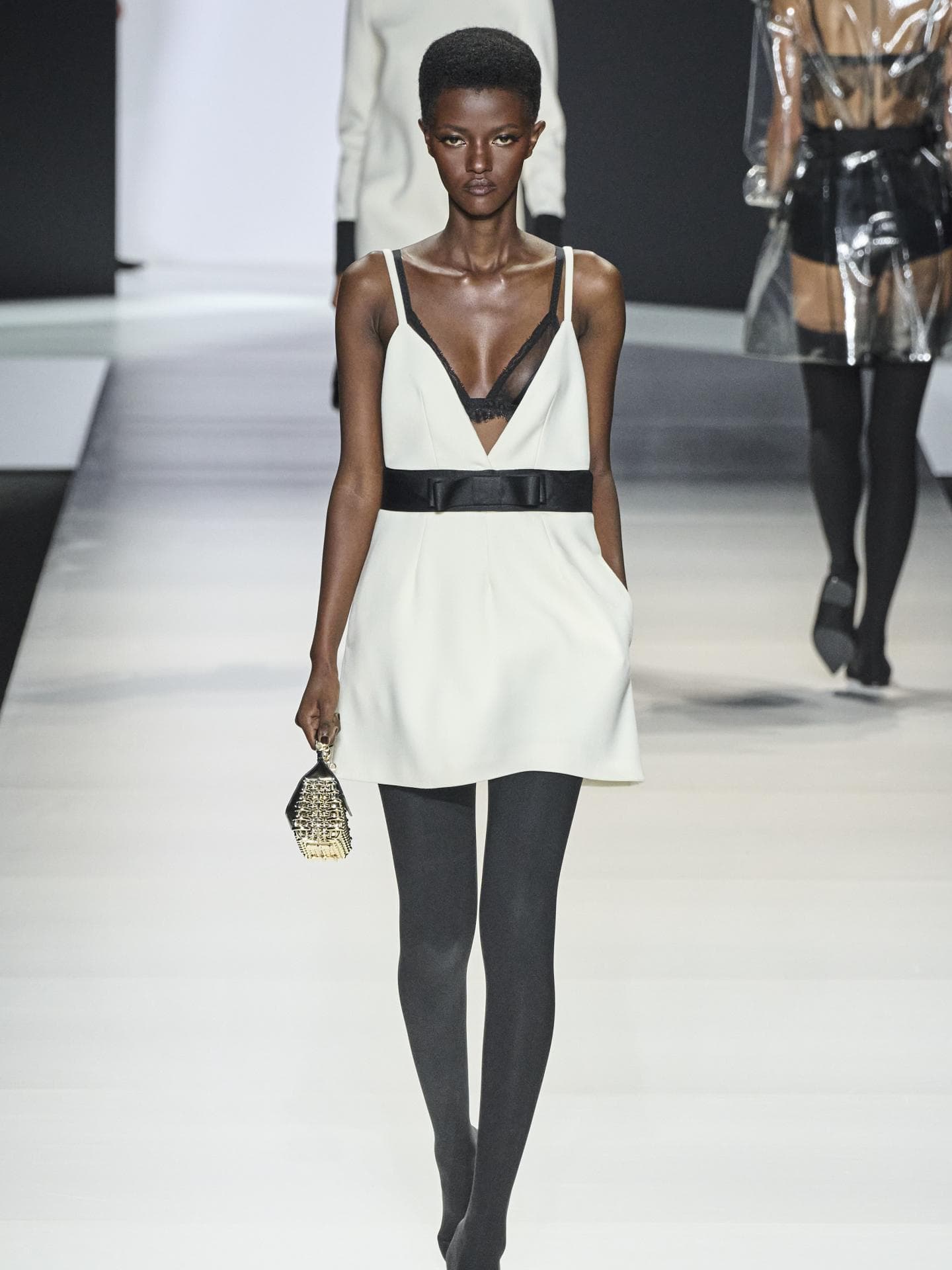 Frauen tragen Outfits in Schwarz und Weiß