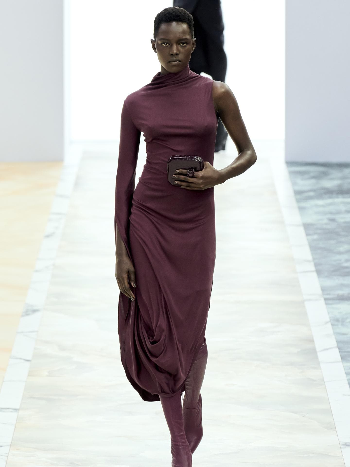 Frau in Dunkelroten Kleid
