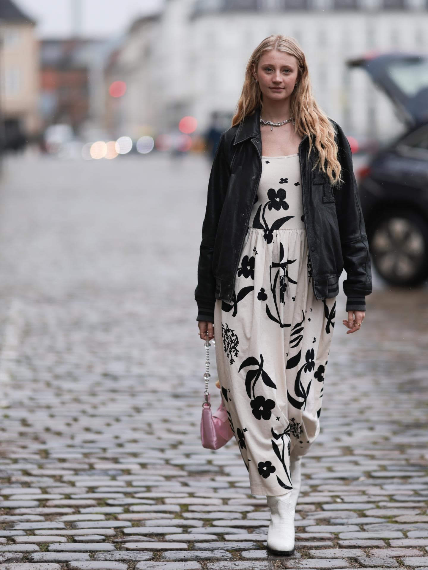 Frau trägt Blumenkleid