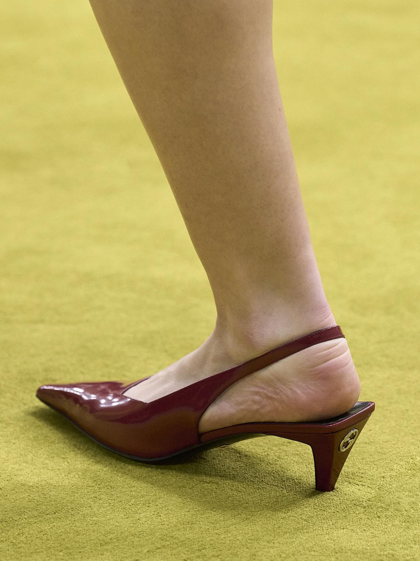 Sling-Back Pumps in Rot