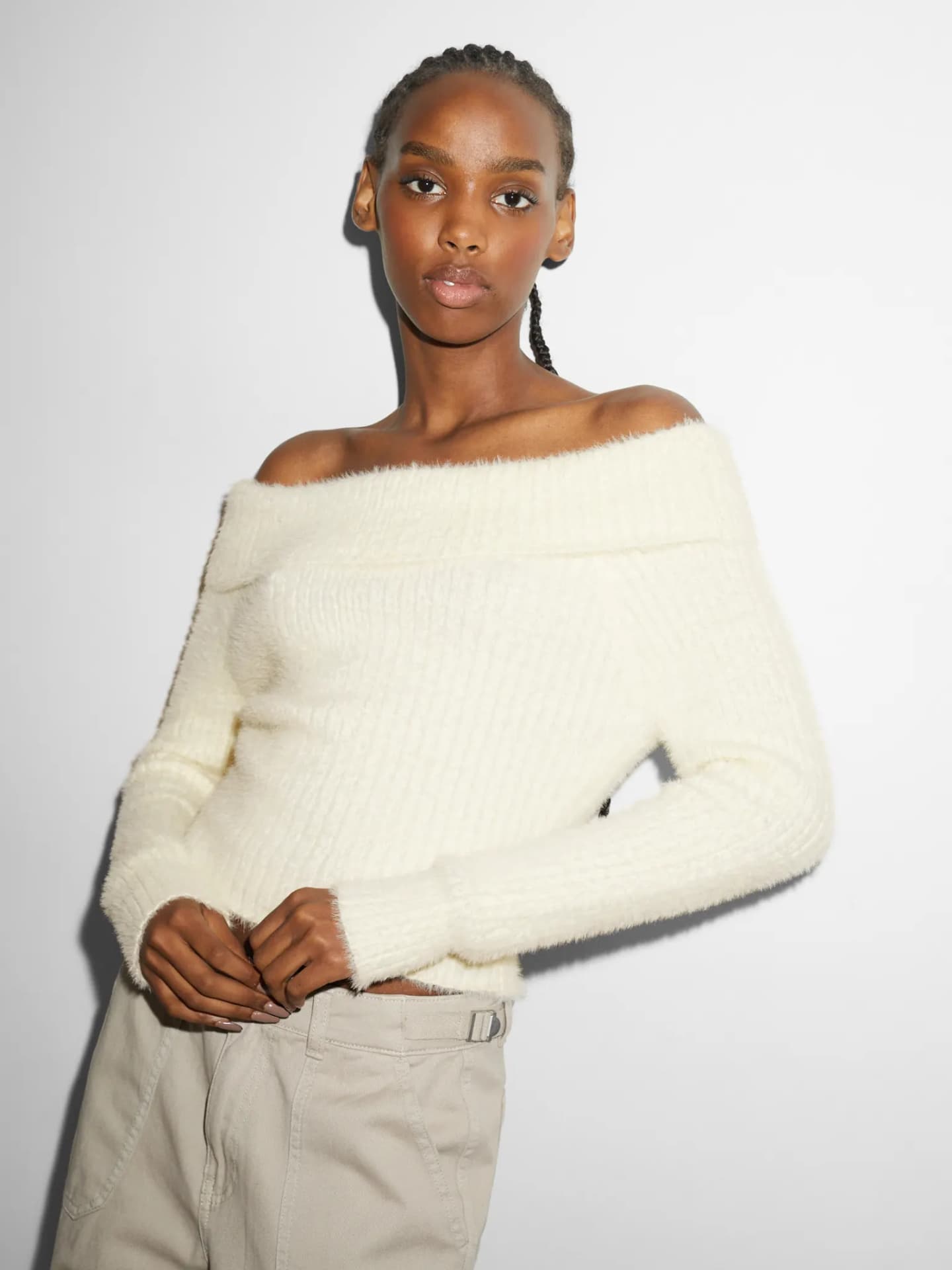 Frau in schulterfreien Pullover