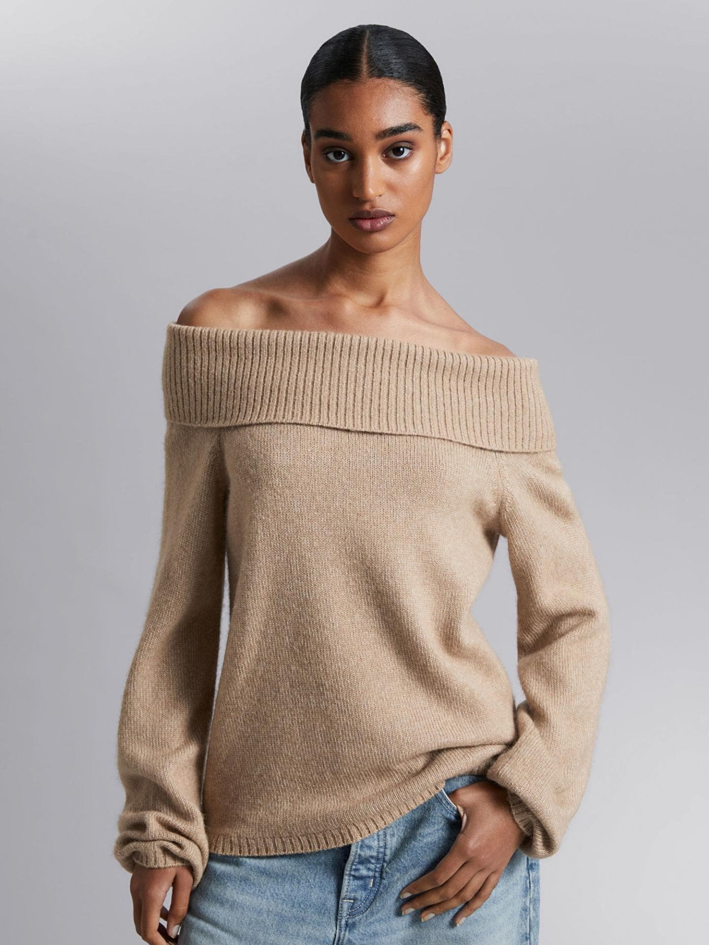 Frau in schulterfreiem Pullover