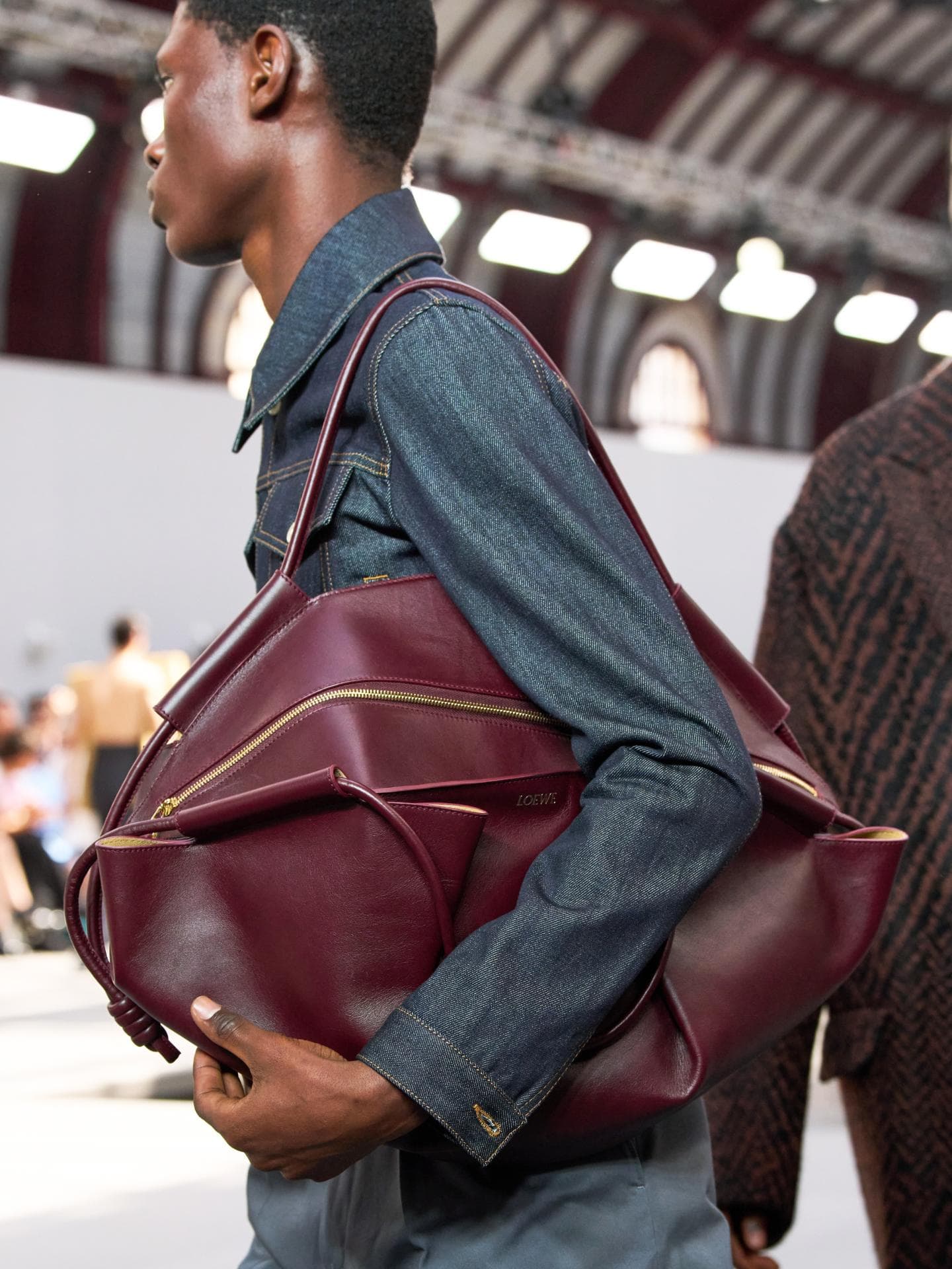 Dunkelrote Tasche