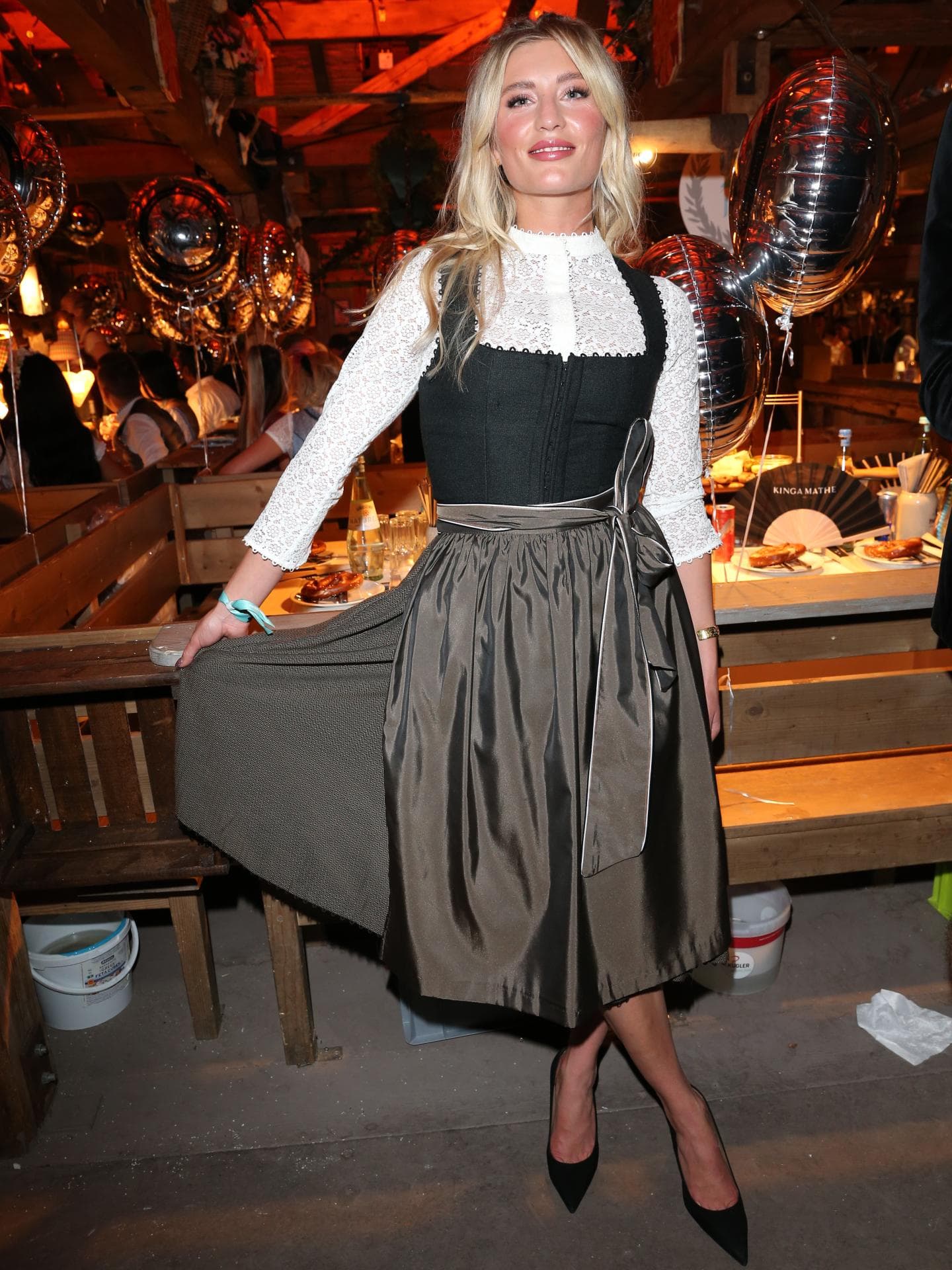 Luna Schweiger in Dirndl