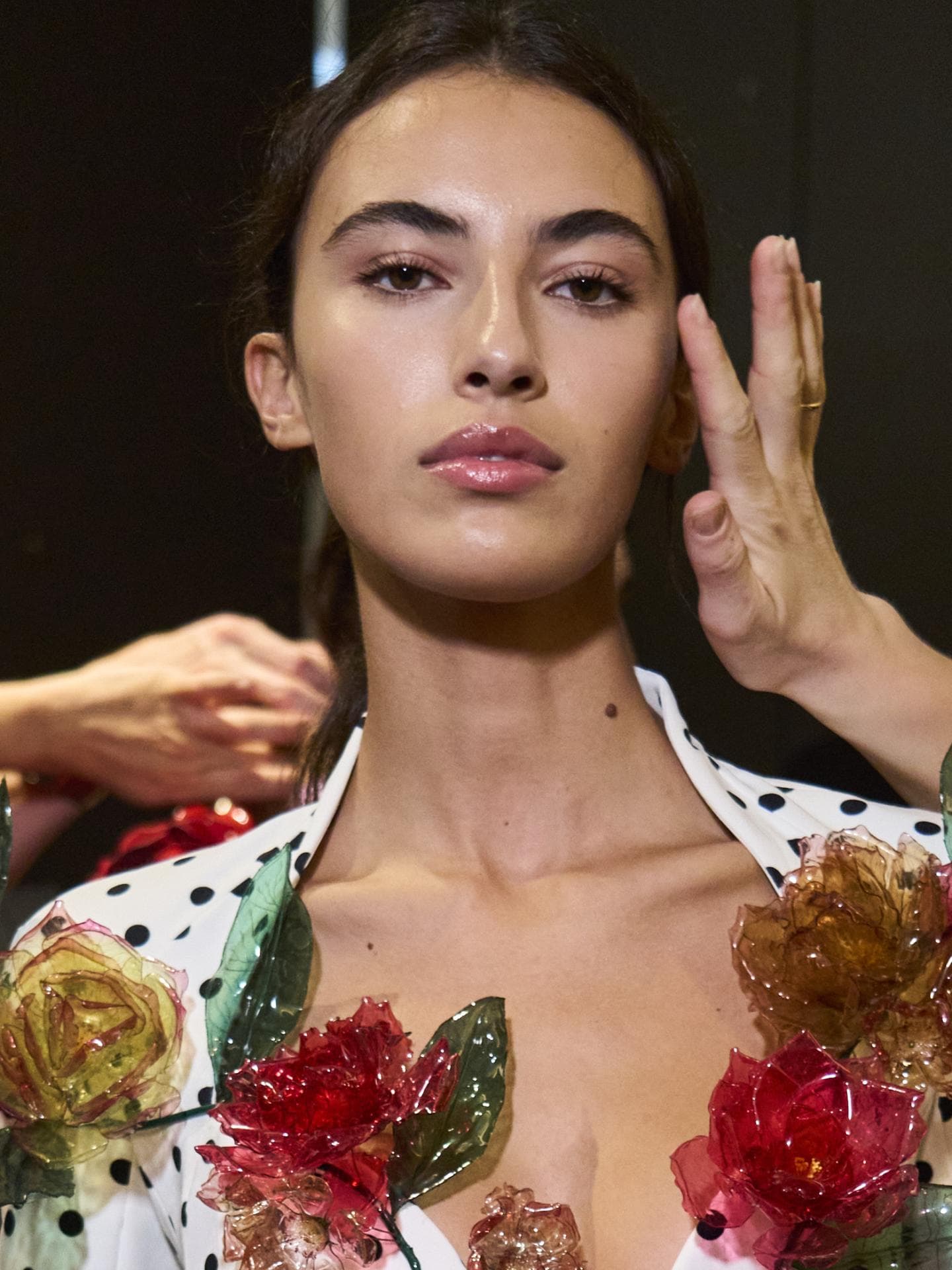 Model auf Balmain Fashion Show im Kleid und mit glossy Lippen
