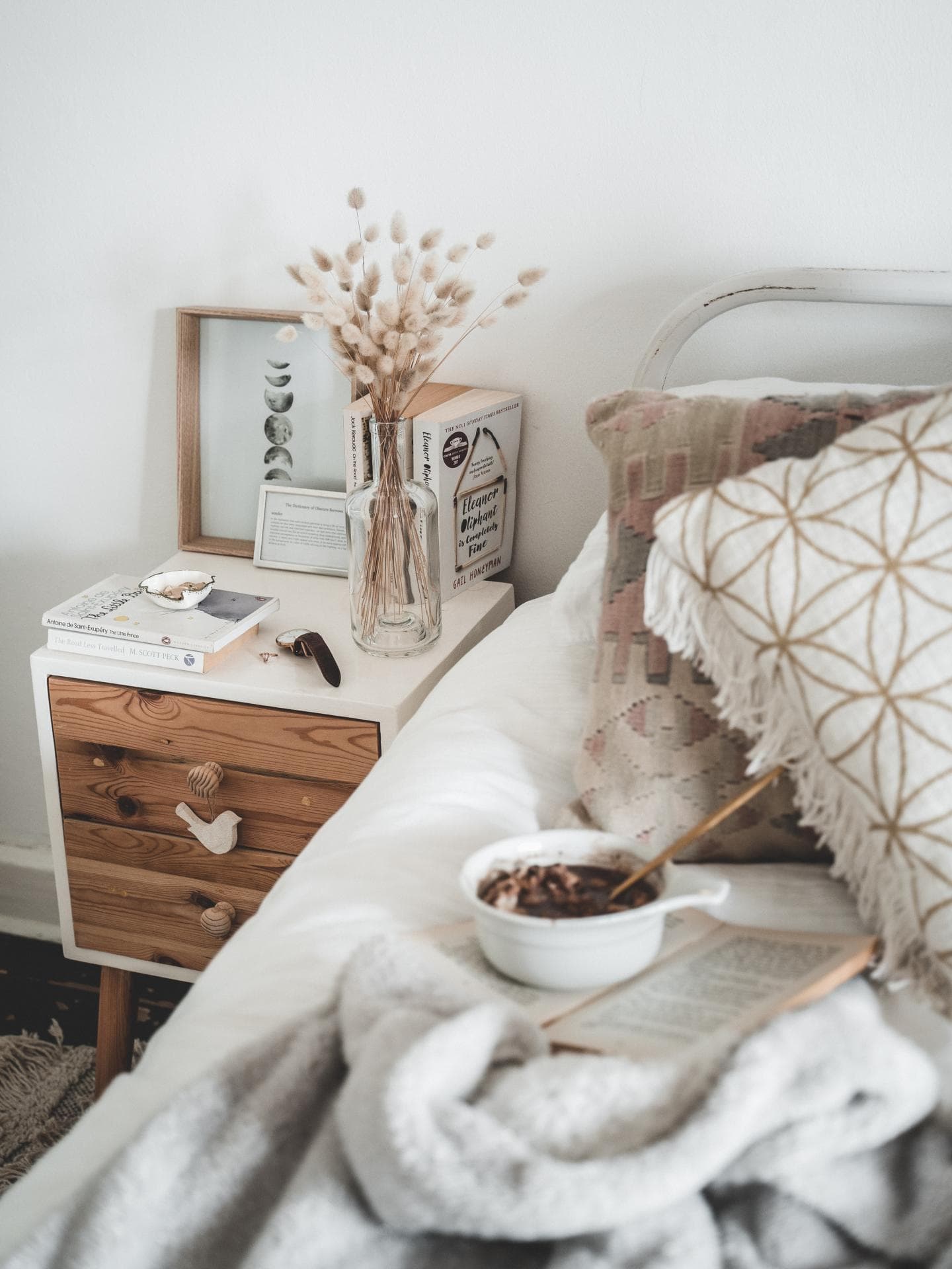 Nachttisch und Bett