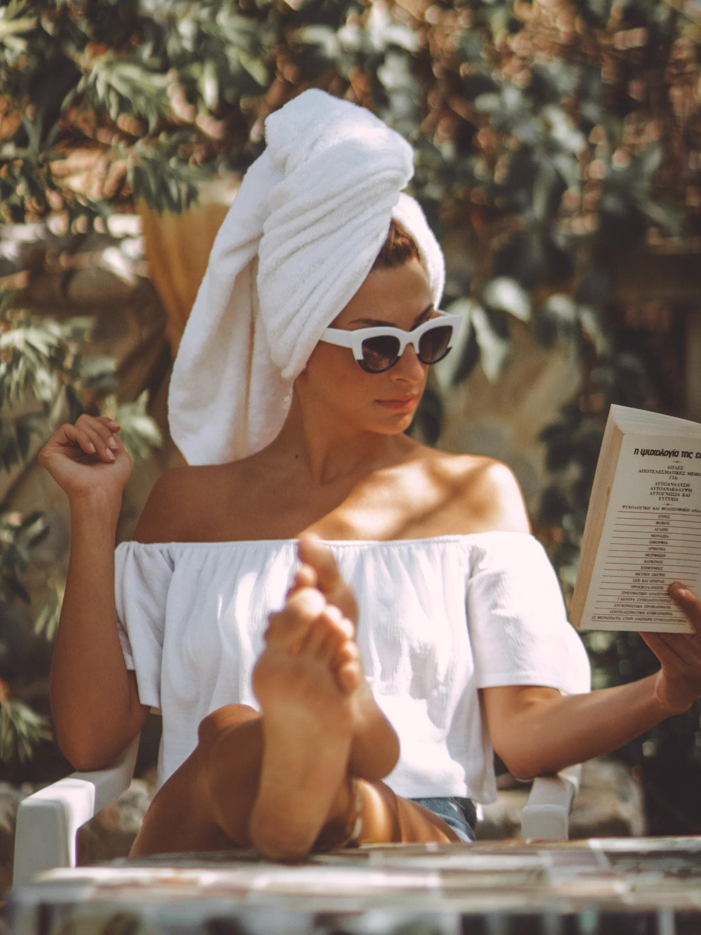 Frau liest Buch
