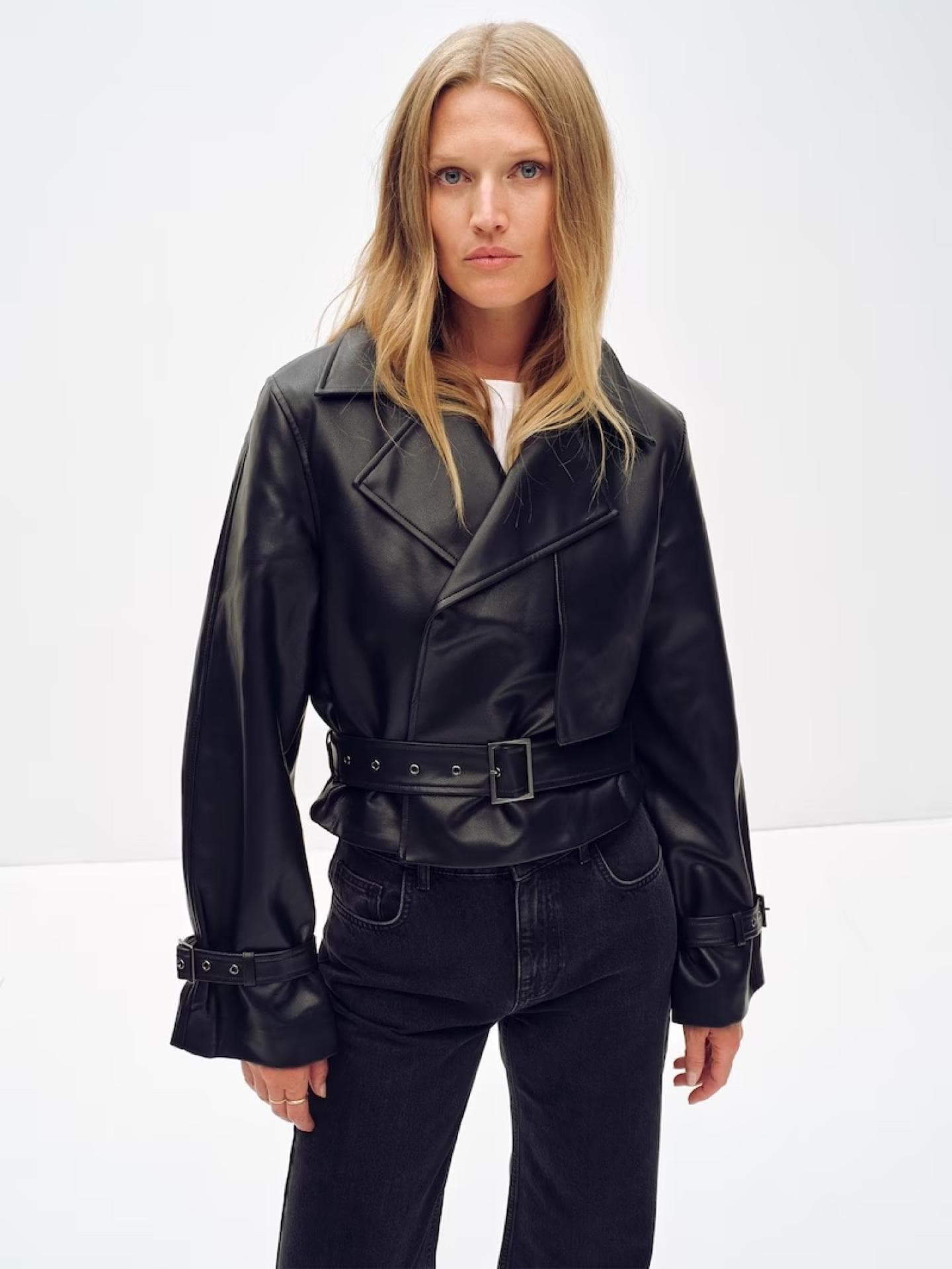 Toni Garrn in Lederjacke