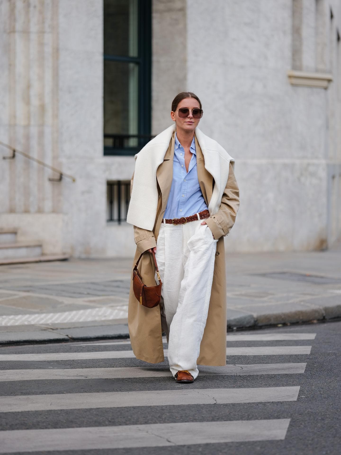 Wie du dir eine Capsule Wardrobe erstellst Frau in edlem Look mit Trenchcoat
