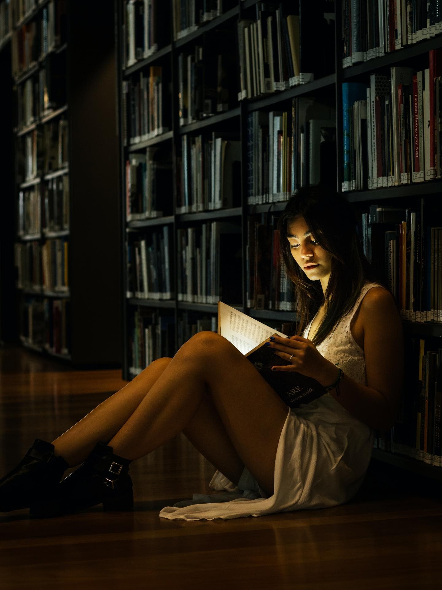 Frau liest Buch