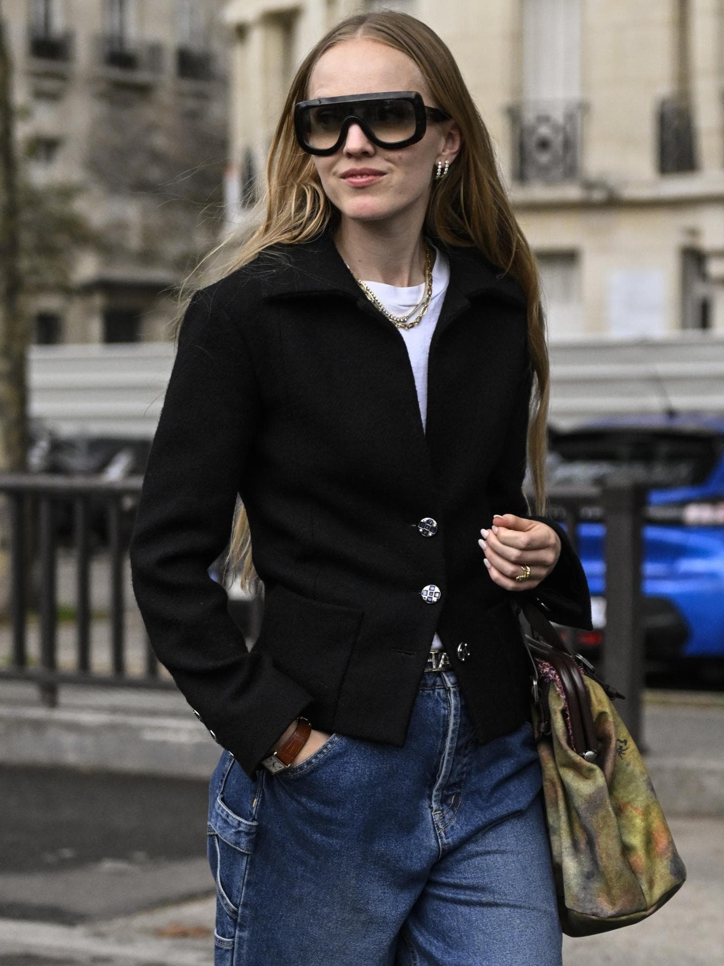 Alexandra Carl trägt schwarzen Cardigan und blaue Jeans auf der Paris Fashion Week im Oktober Streetstyle