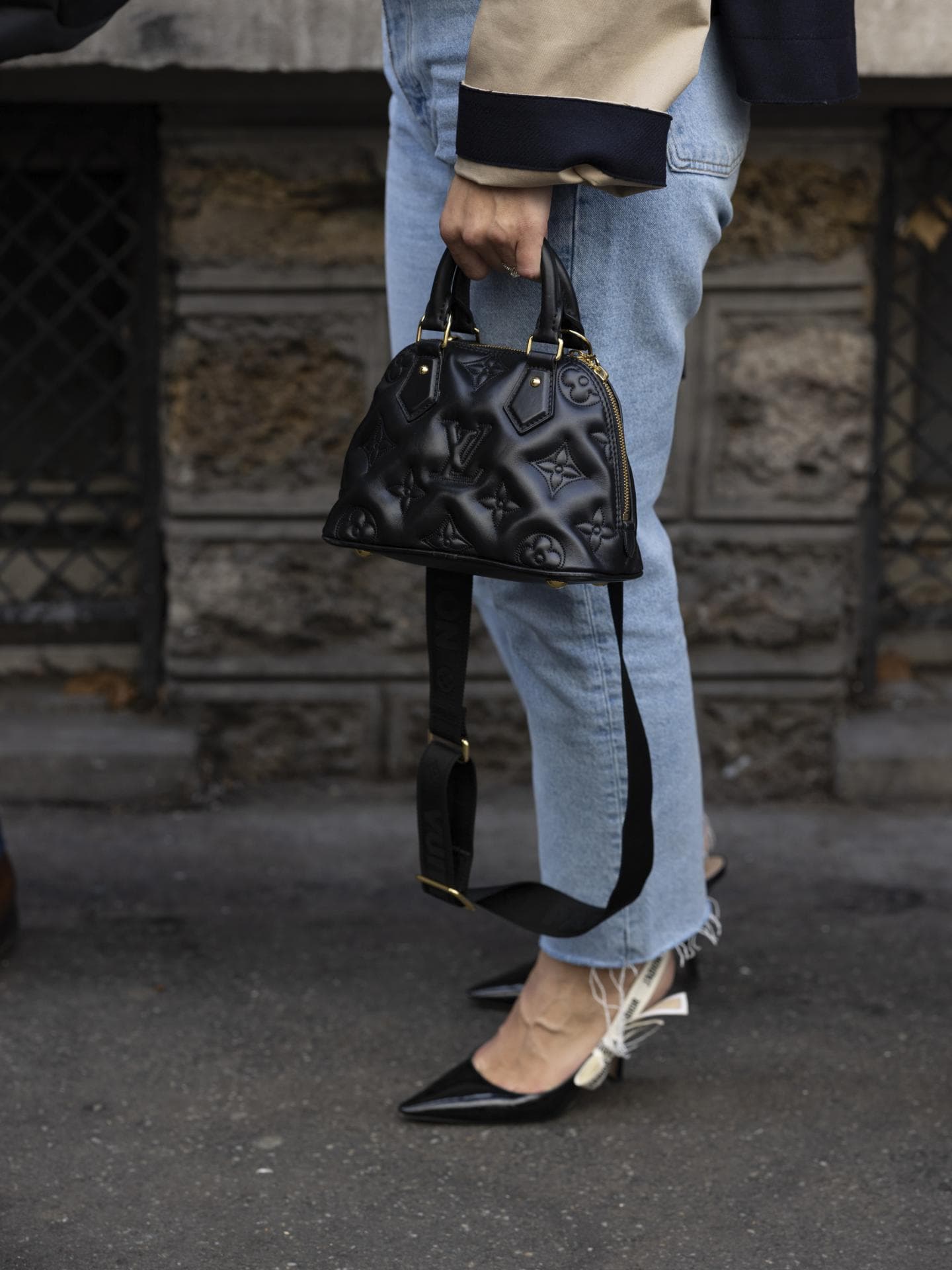 Frau trägt Blue Jeans auf Fashion Week in Paris mit schwarzer Tasche Streetstyle
