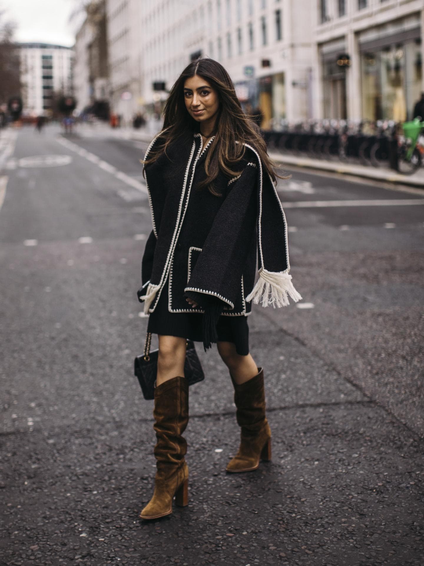 Frau trägt braune Stiefel auf London Fashion Week Streetstyle
