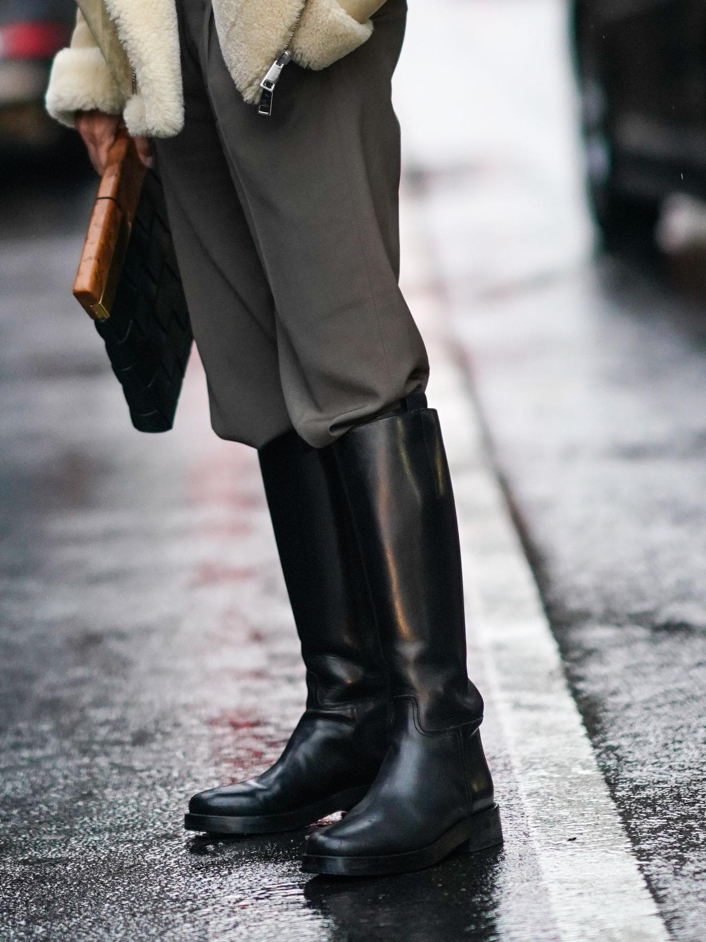Frau trägt schwarze Stiefel