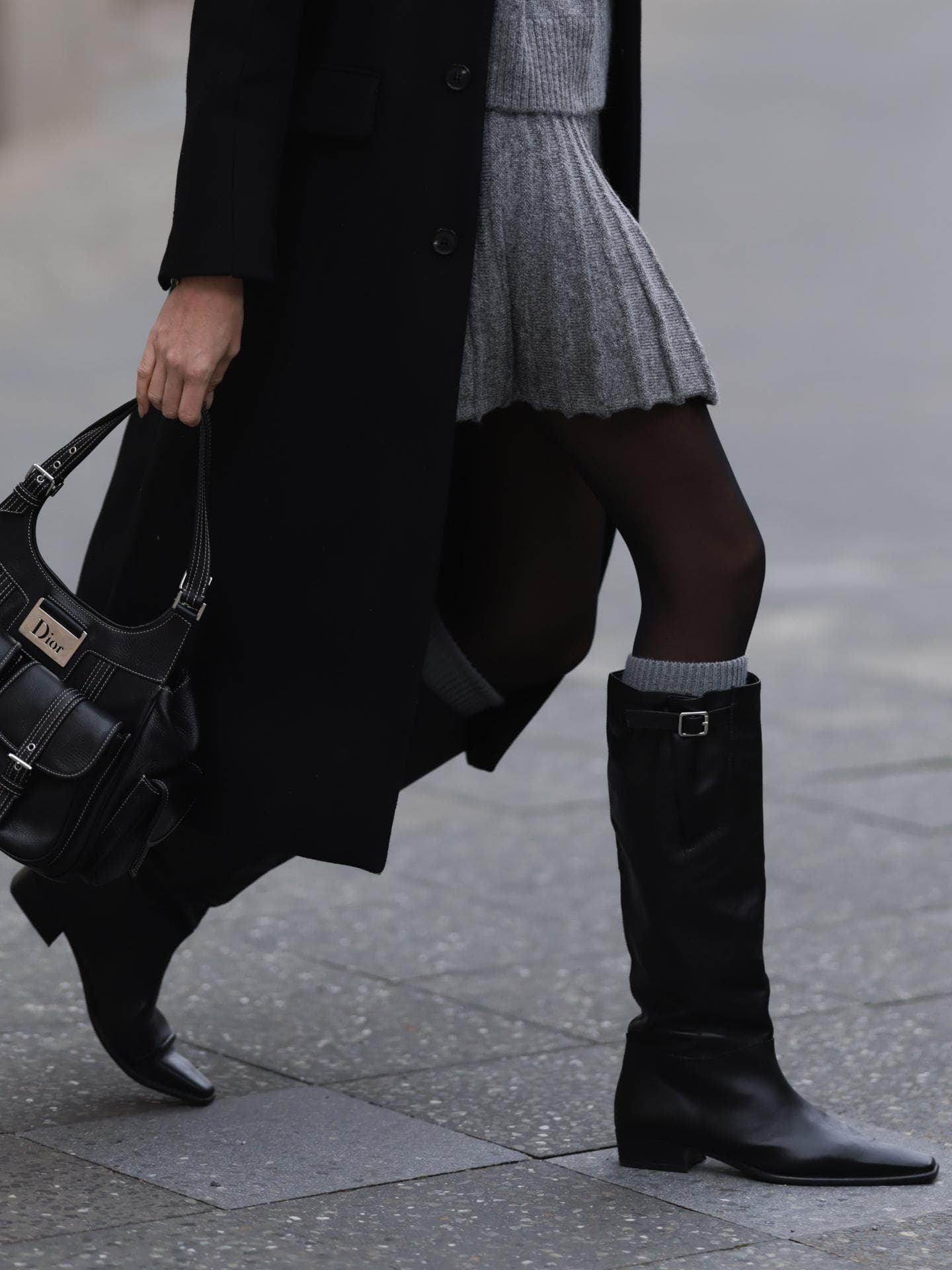 Celine Bethmann trägt schwarze Stiefel
