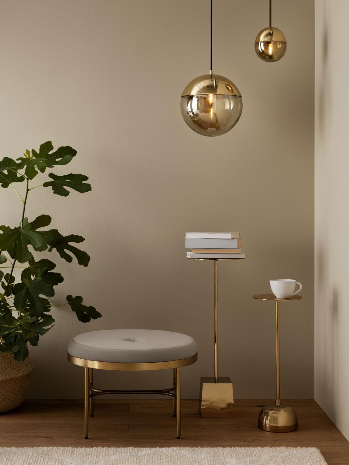 H&M Home Metall-Pendelleuchten Goldene Dekoration in einer Wohnung