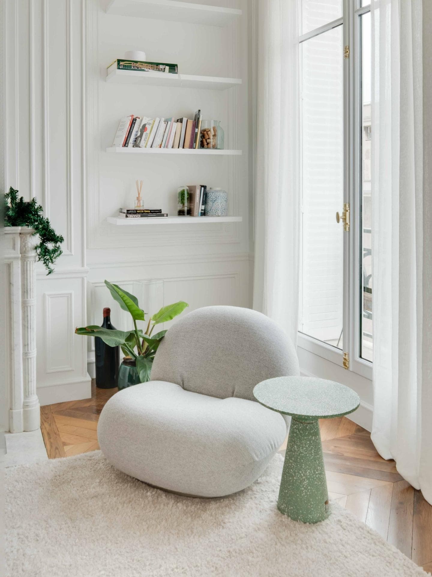 Salbeifarbene Elemente im Wohnzimmer