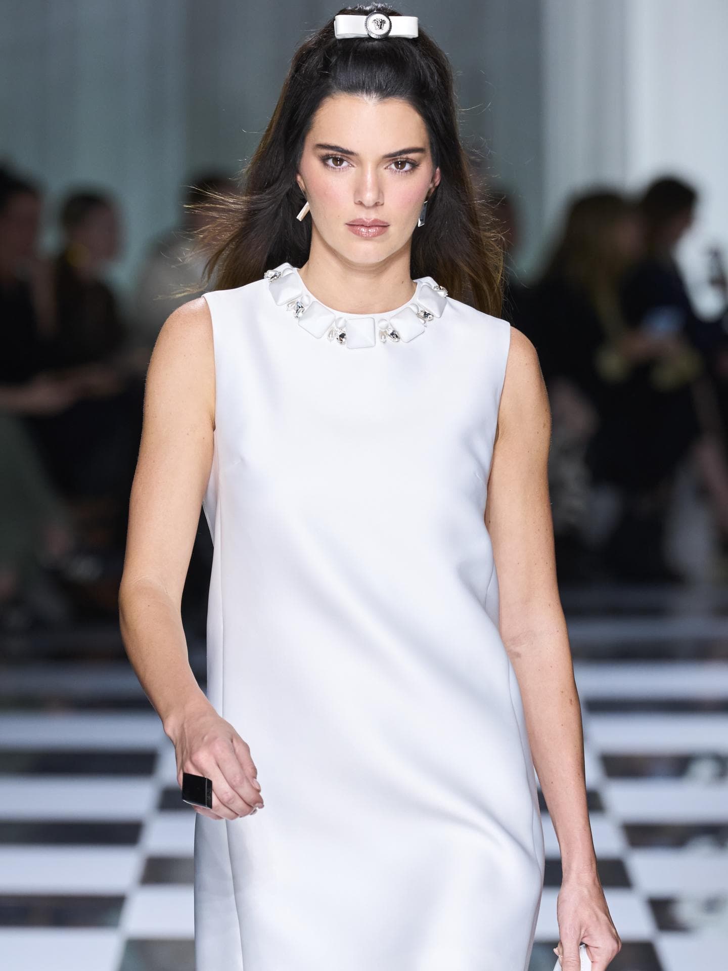 Kendall Jenner Versace Show für Frühling / Sommer 2023