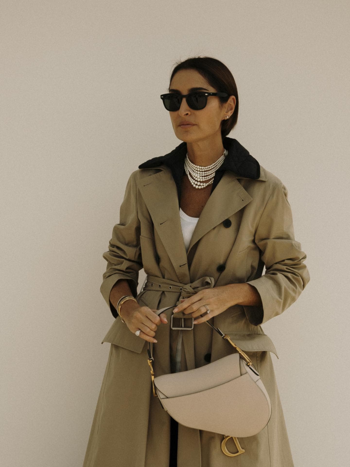 Frau im Trenchcoat