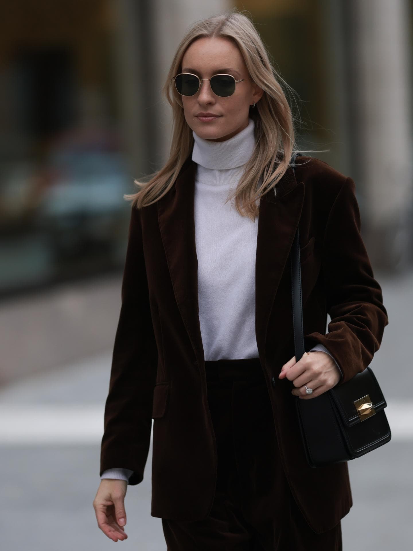 Frau mit schwarzer Tasche