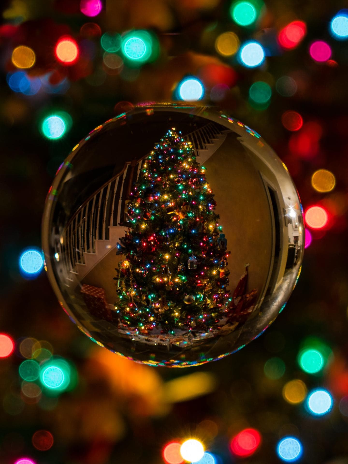 Smarte Lichterkette Bunte Lichterkette und Weihnachtsbaum in Kugel