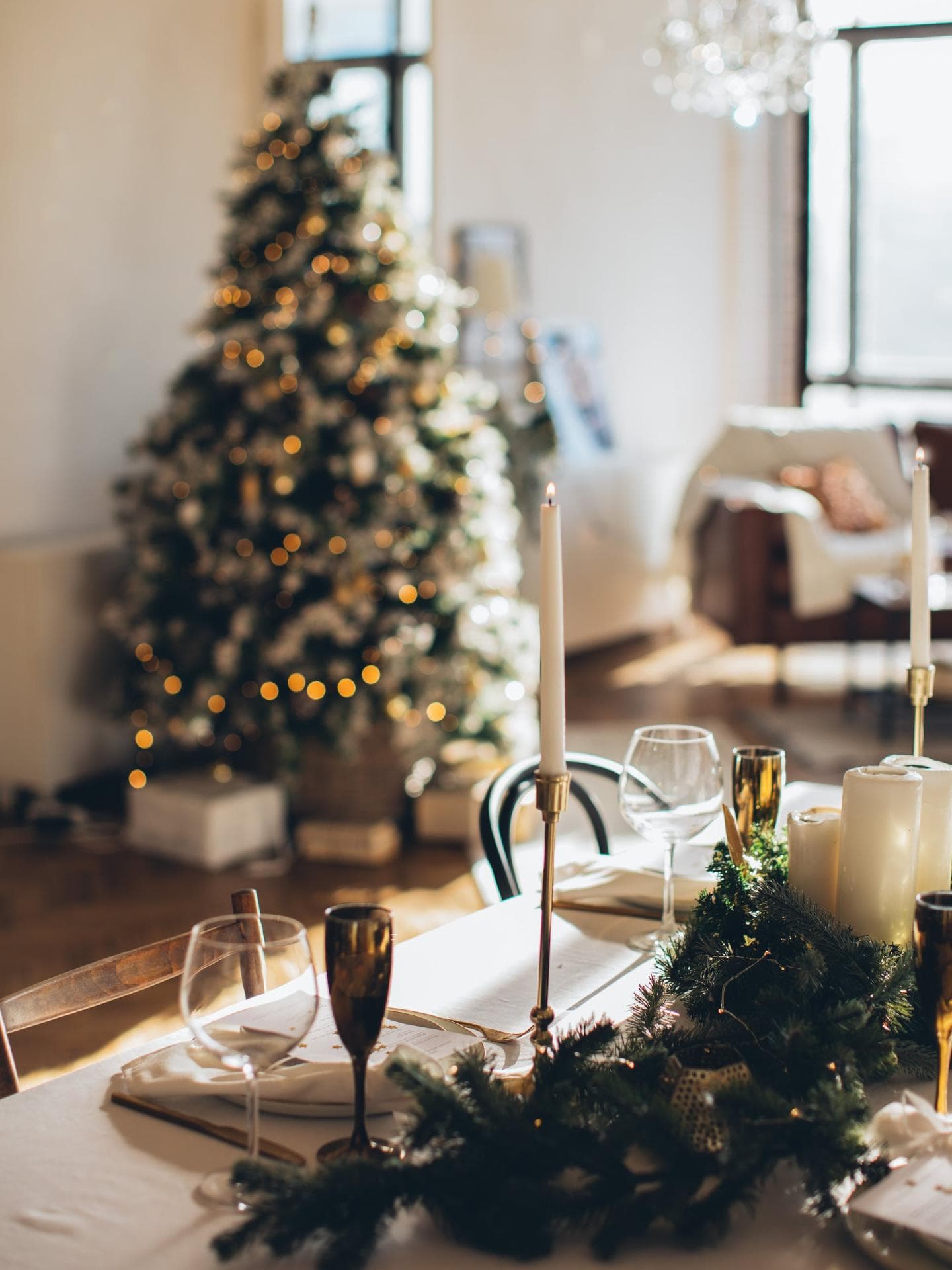 Die Wohnung zu Weihnachten luxuriös schmücken