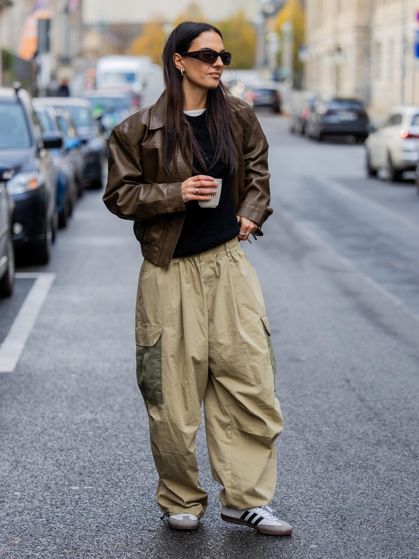 Frau mit Baggy Pants