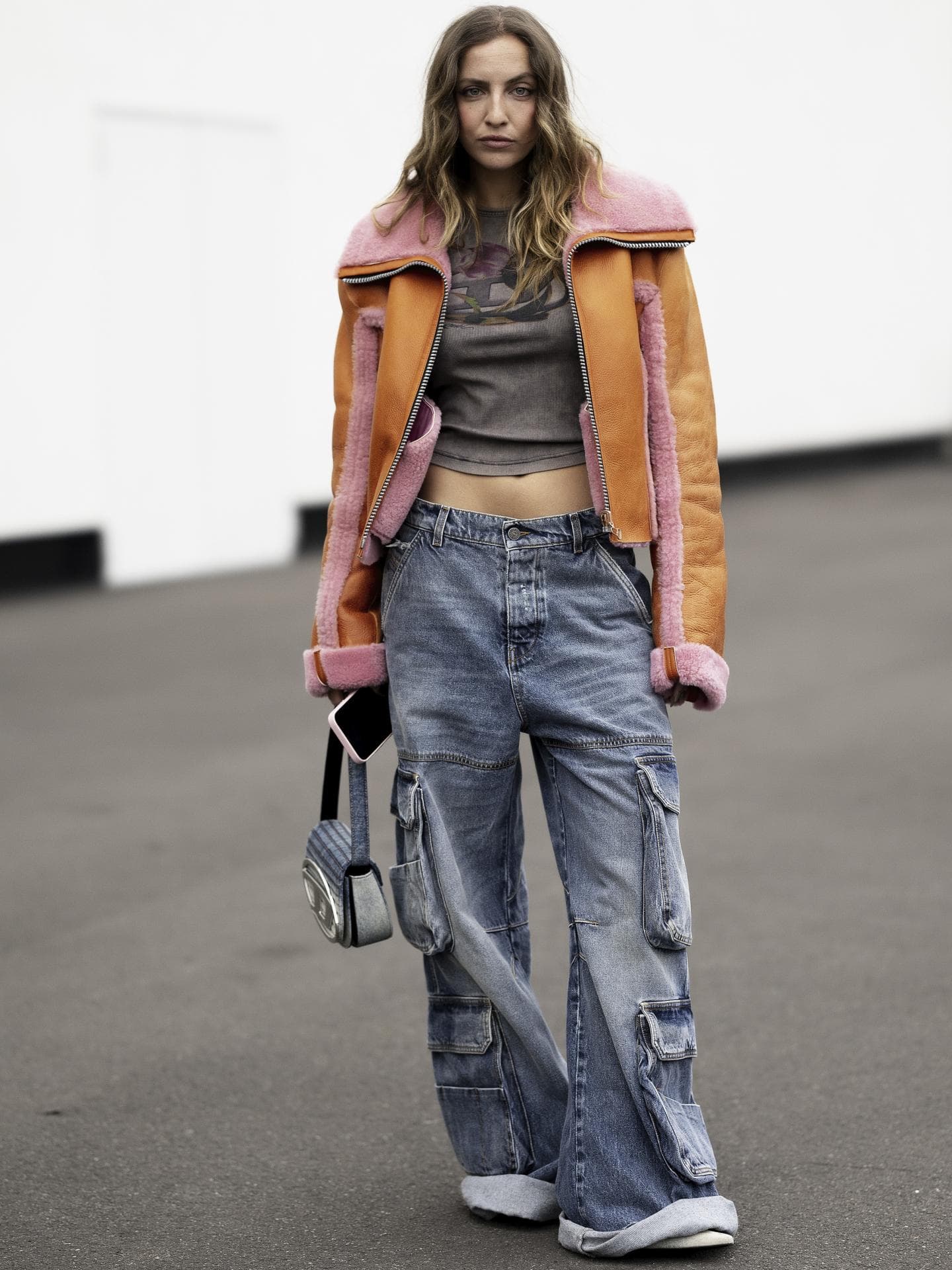 Frau trägt auf Mailand Fashion Week Cargo Jeans in Hellblau Frau trägt auf Mailand Fashion Week Cargo Jeans in Hellblau