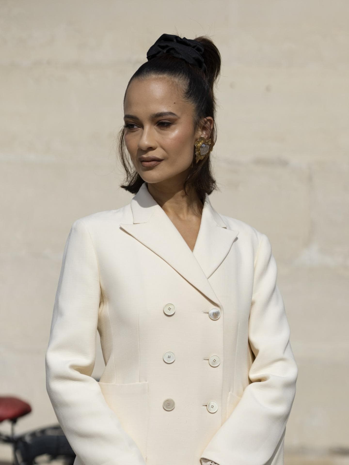 Frau in weißem Blazer