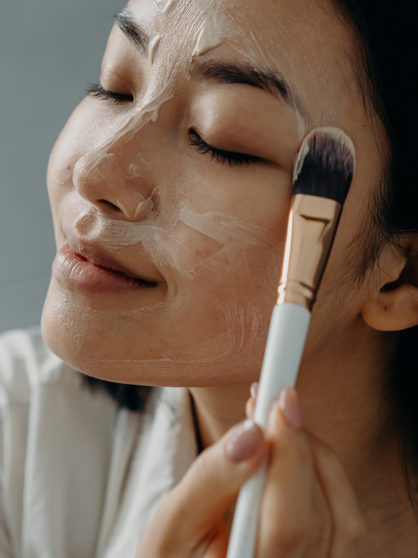 Frau bereitet sich auf natürliches Make-up vor