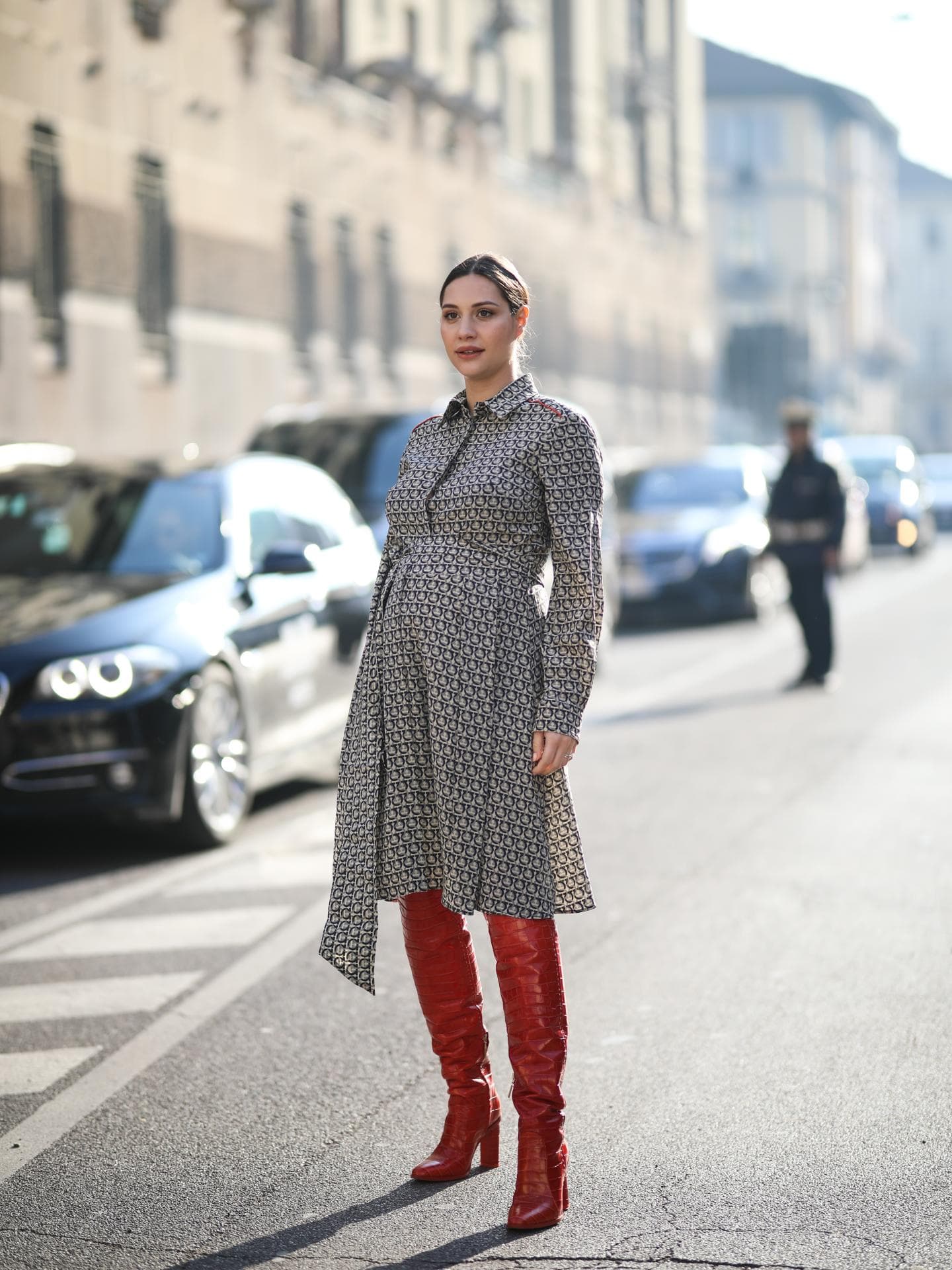 Schwangere Frau im gemusterten Kleid
