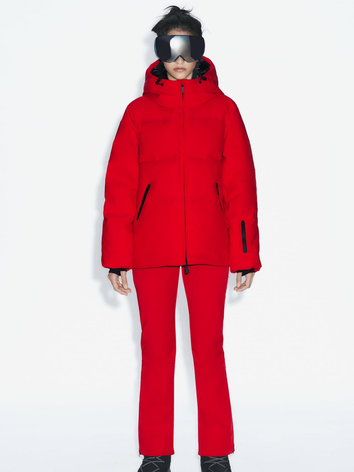 Rotes Zara-Ski-Outfit