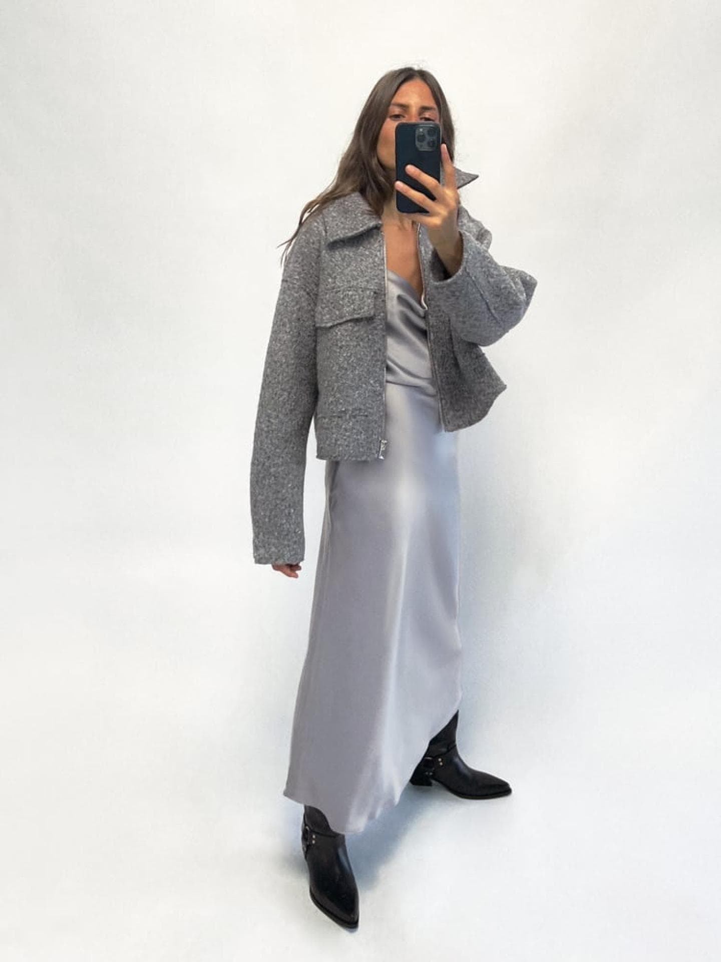 Frau in grauer Zara-Jacke