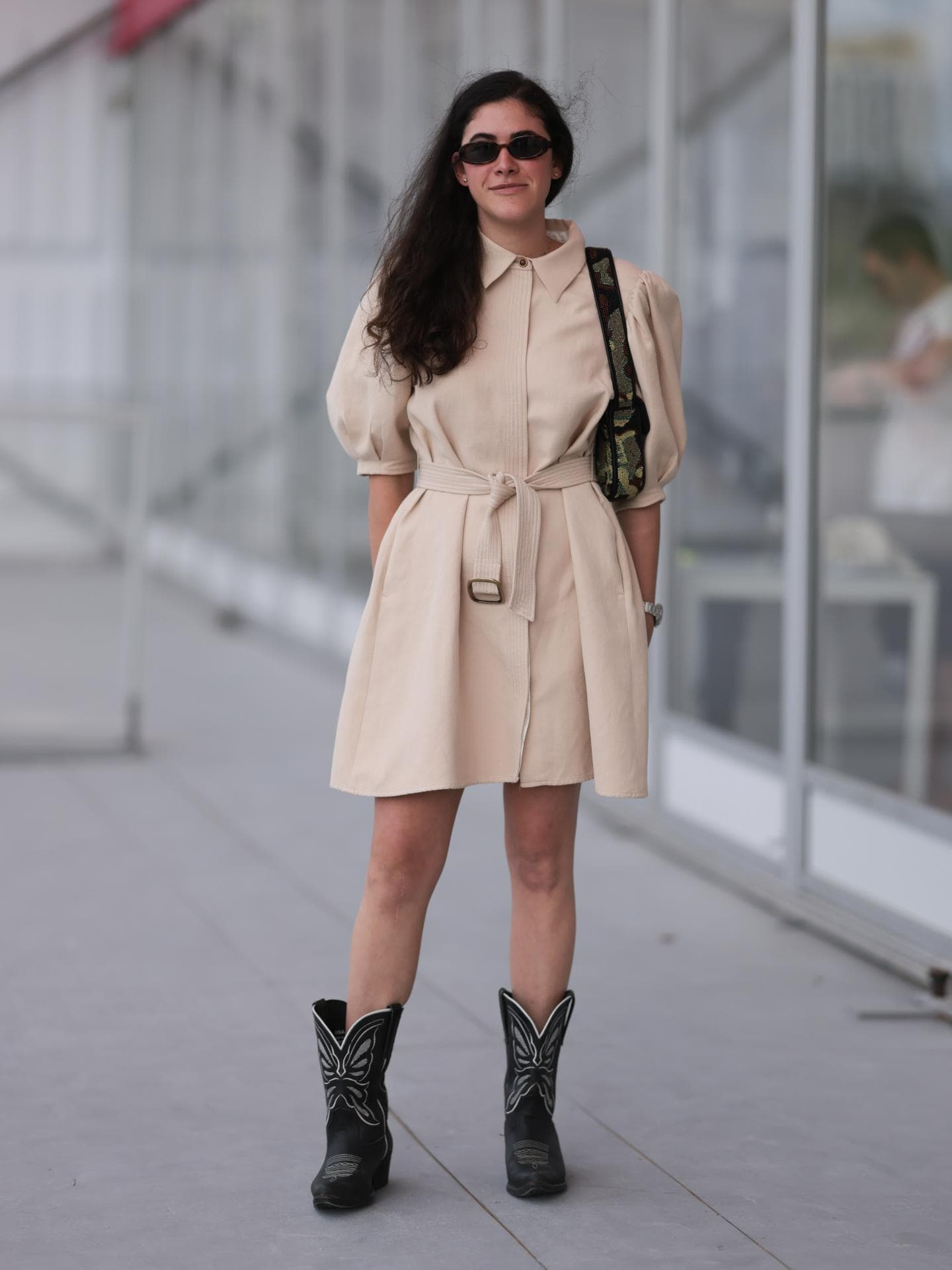 Beiges Kleid zu Cowboystiefel
