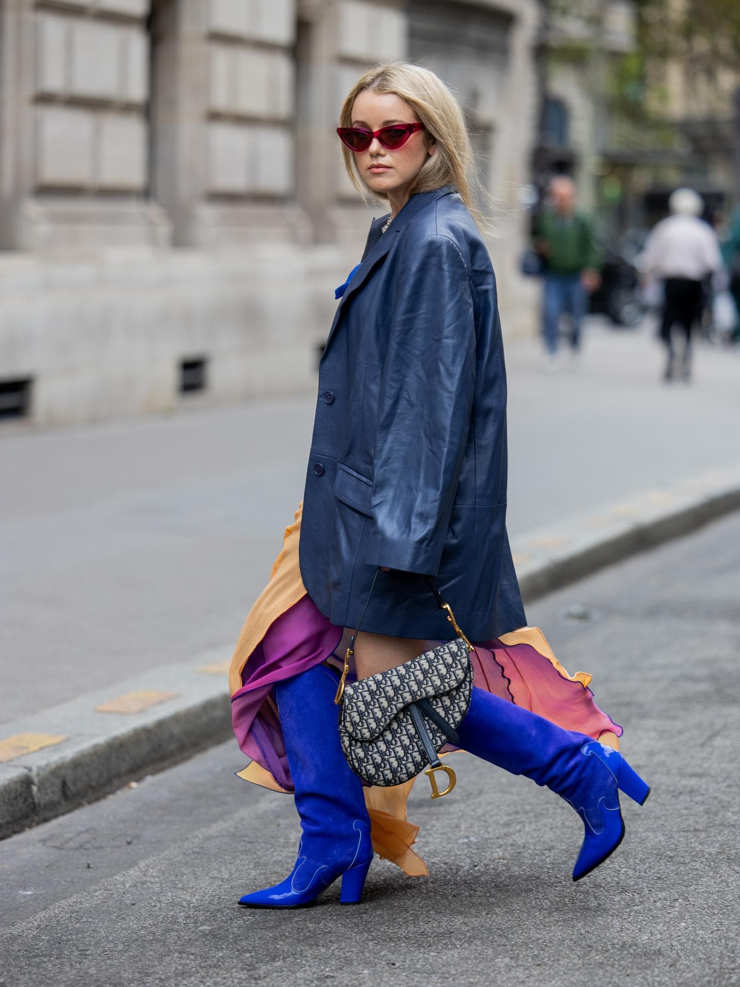Blaue Cowboyboots zu Oversized-Jacke